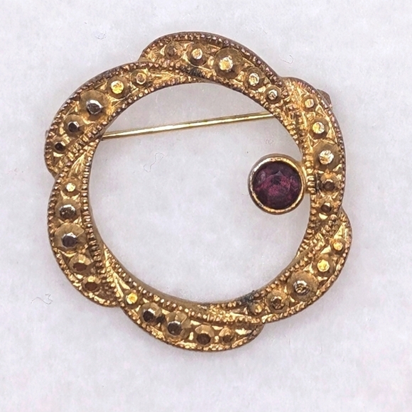 Vintage Jewelry - Vintage Gold Tone Wreath Brooch Garnet Jewel 1" Circular